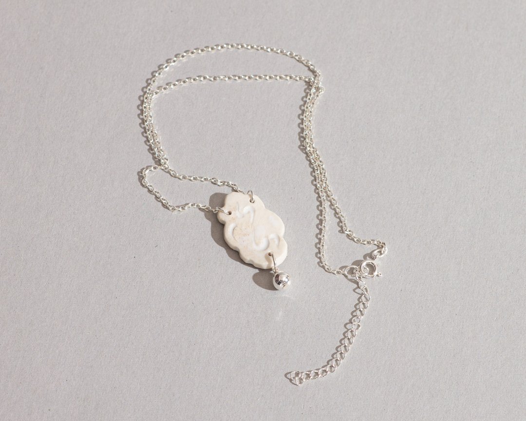 陶瓷 如意云瓷坠项链 亮面米白 925银链 Ceramic Accessory - 项链 - 纯银 金色