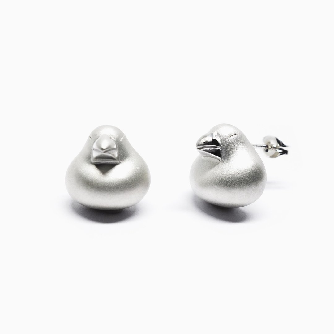 Java sparrow earrings ~stud type~ SV925【Pio by Parakee】餅的白文鳥耳飾 - 耳环/耳夹 - 其他金属 白色