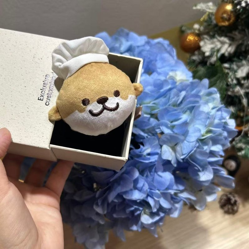 Shine 原创可爱水獭大厨玩偶胸针唧 - 胸针 - 棉．麻 