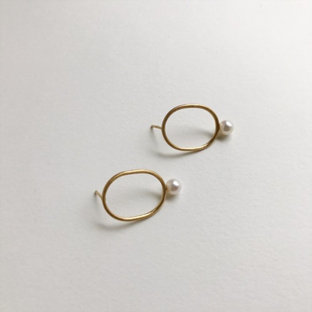 Akoya one grain simple earrings Gold color - 耳环/耳夹 - 其他金属 