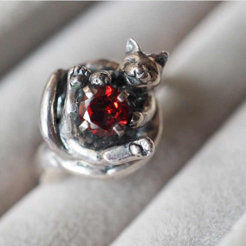 Packan Spread 睡猫戒指 石榴石 - 戒指 - 纯银 银色