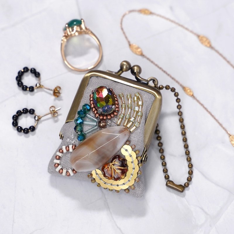 可作项链、可作包包吊饰，小巧精致的珠饰刺绣口金包 68 灰色 纱布 饰品收纳盒 - 吊饰 - 棉．麻 灰色