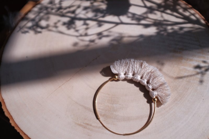 Classy gold hoop earring - 耳环/耳夹 - 其他金属 金色