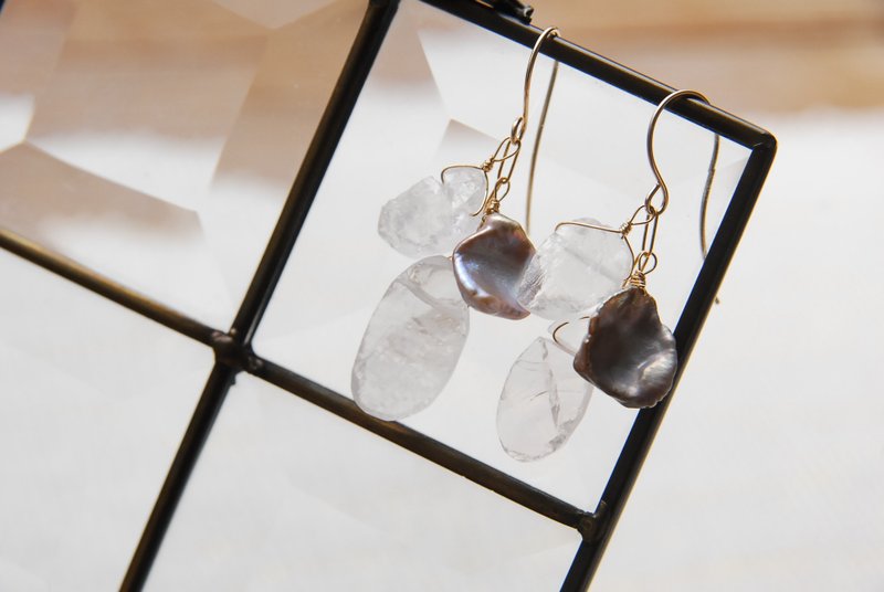 原石玫瑰石英与罂粟籽珍珠层叠花瓣耳环 紫色 14KGF - 耳环/耳夹 - 水晶 粉红色