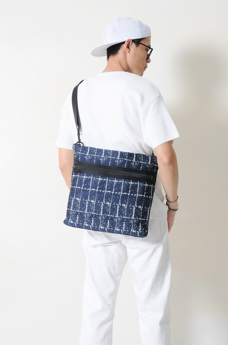 开学季 SAPPHIRE-手做格纹棉布斜侧背/笔电包 - 侧背包/斜挎包 - 棉．麻 蓝色