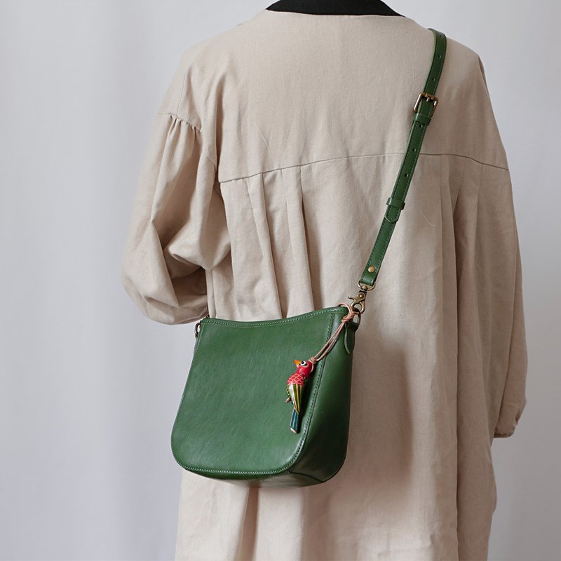 质感牛皮斜肩包 邂逅可爱包款 绿色 - 侧背包/斜挎包 - 真皮 绿色
