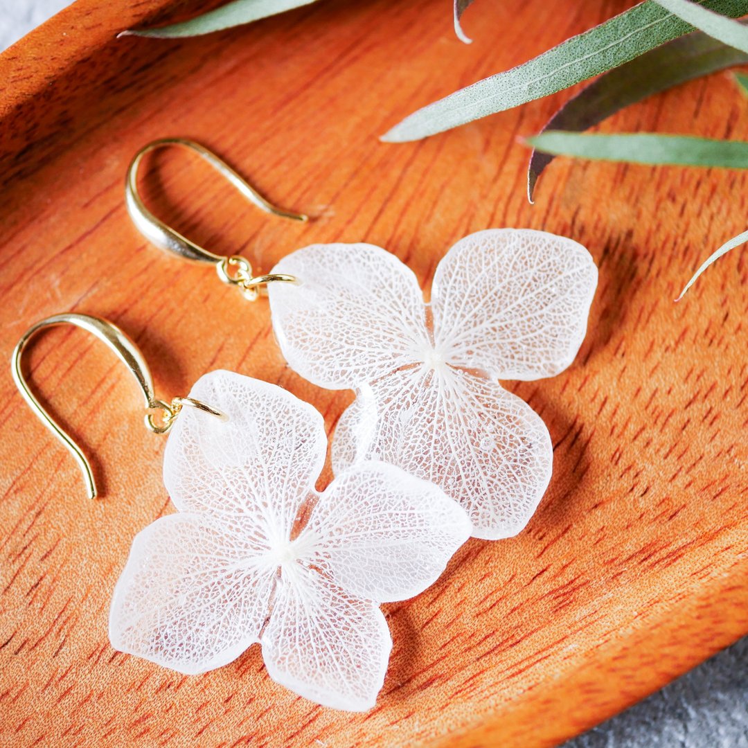 Real hydrangea/white/swaying hydrangea earrings - 耳环/耳夹 - 树脂 白色