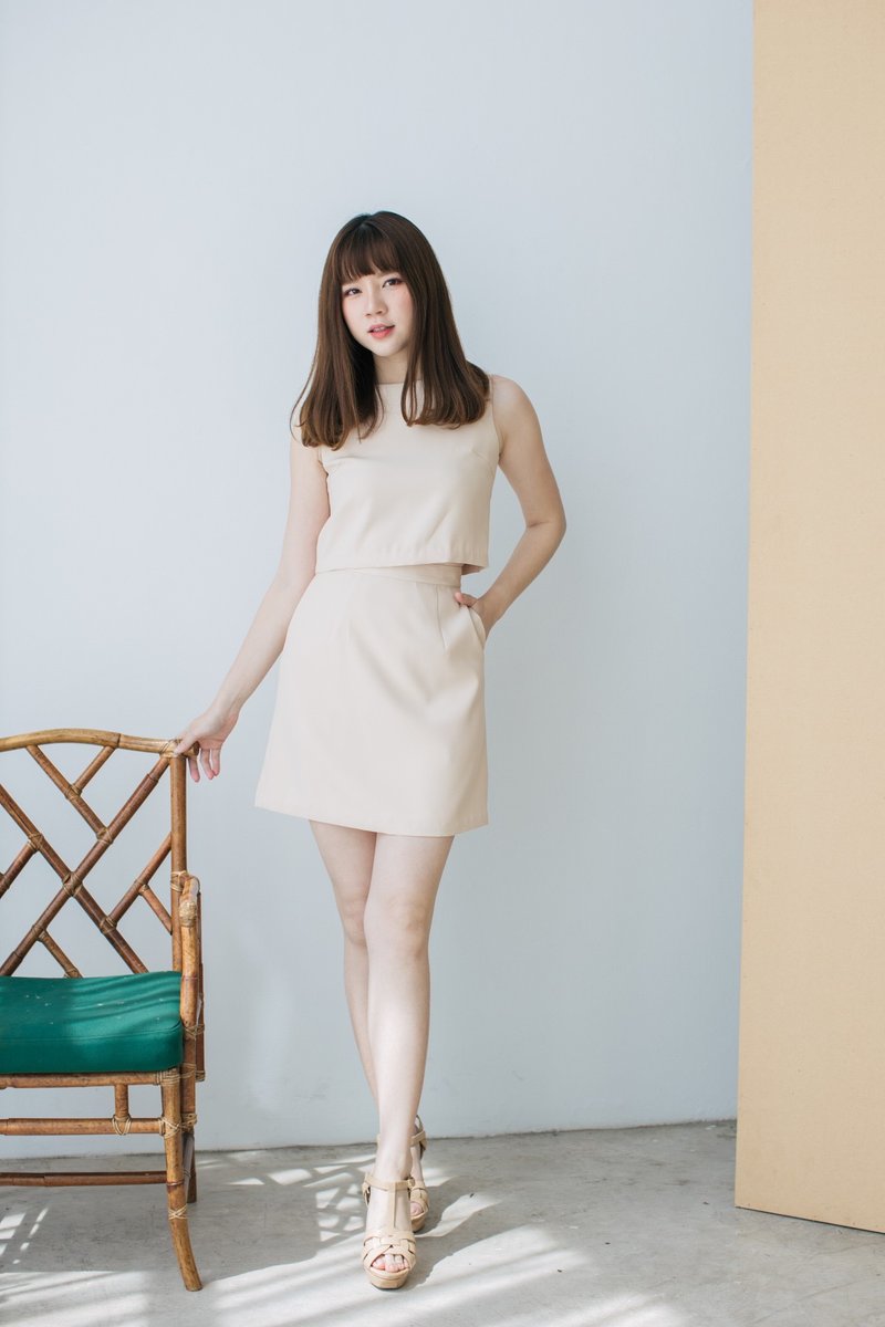 Cream Top and Skirt Set Working Clothing Sleeveless Crop Top With A line Skirt - 女装上衣 - 其他材质 卡其色