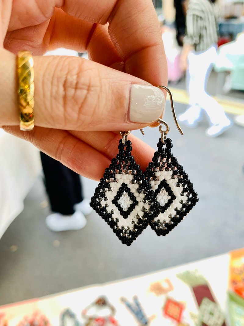 现货 原住民妈妈纯手工编织串珠 黑边配银色菱形耳环 耳针式 - 耳环/耳夹 - 压克力 黑色