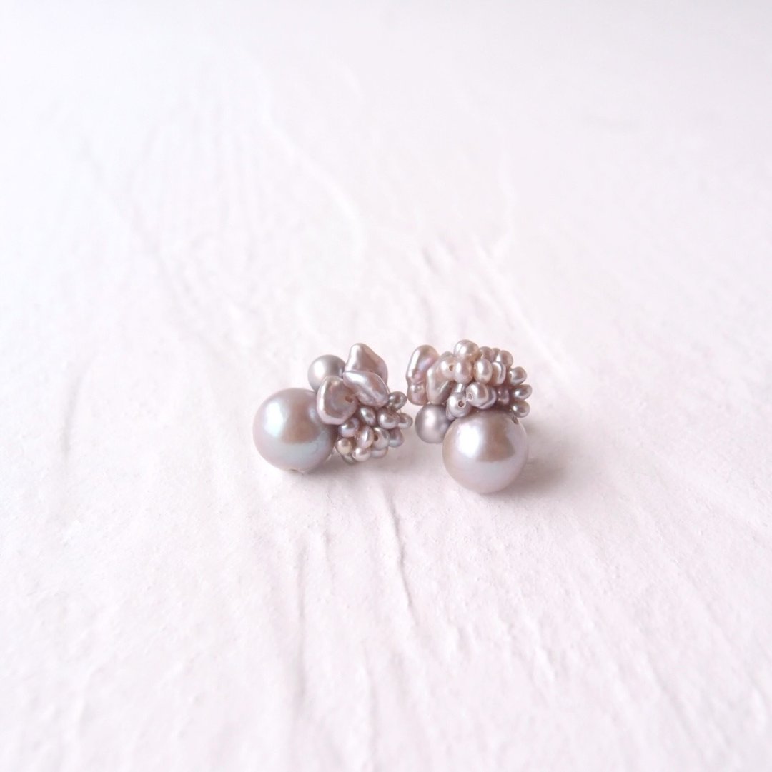 【珍珠刺绣 耳环】Gray Round Pearl Mix Earrings 浅灰色圆珠宝石混合款 - 耳环/耳夹 - 珍珠 白色