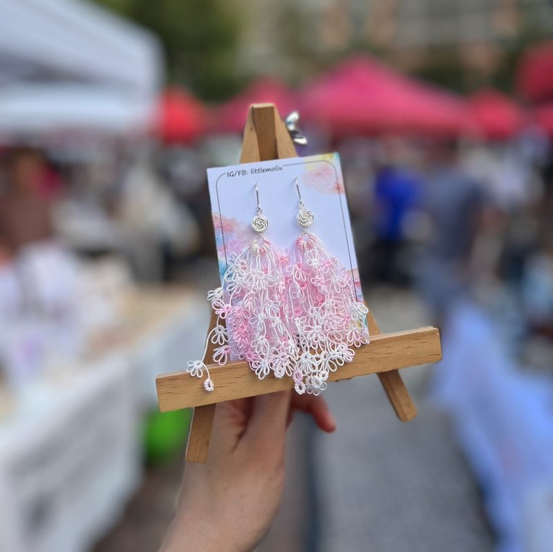 │Littlemoliu│手工梭编 粉红(大)花海耳环 Double the Blossom - 耳环/耳夹 - 绣线 粉红色