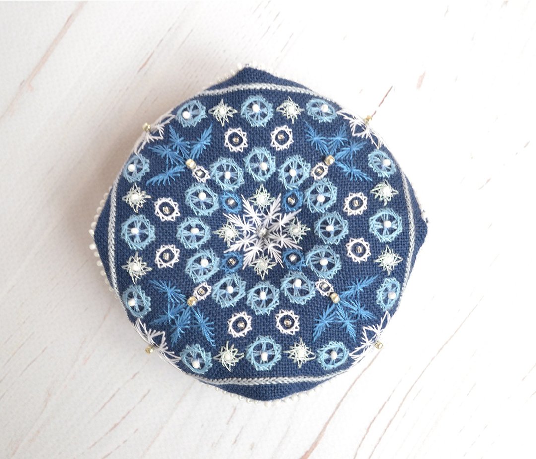 Hand embroidered needles pillow Pincushion Gift for Seamstress Gift for Crafter - 编织/刺绣/羊毛毡/裁缝 - 棉．麻 蓝色