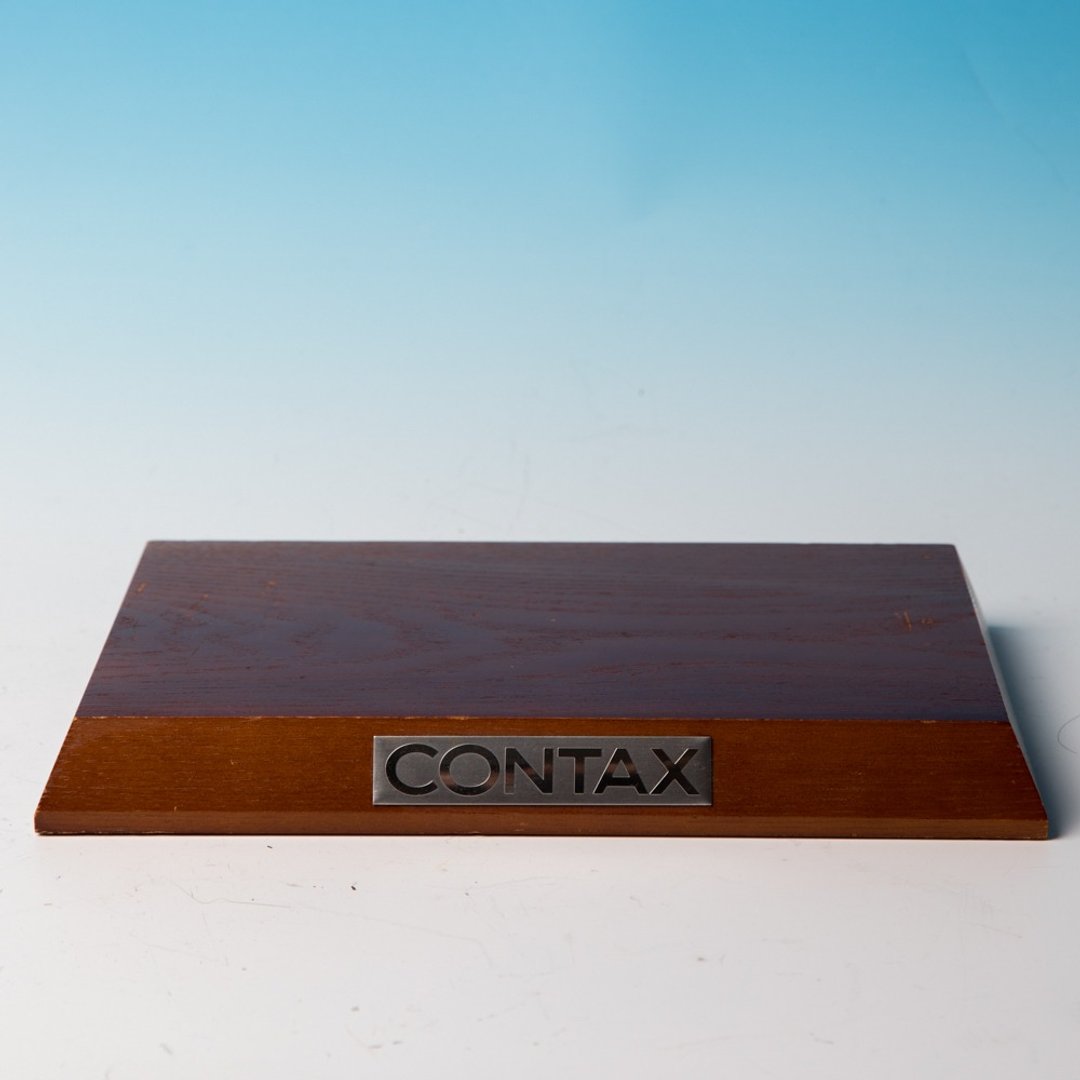 桑惠商号 德国 康泰时CONTAX 实木铁牌 古董相机陈列展架 - 摆饰 - 木头 咖啡色