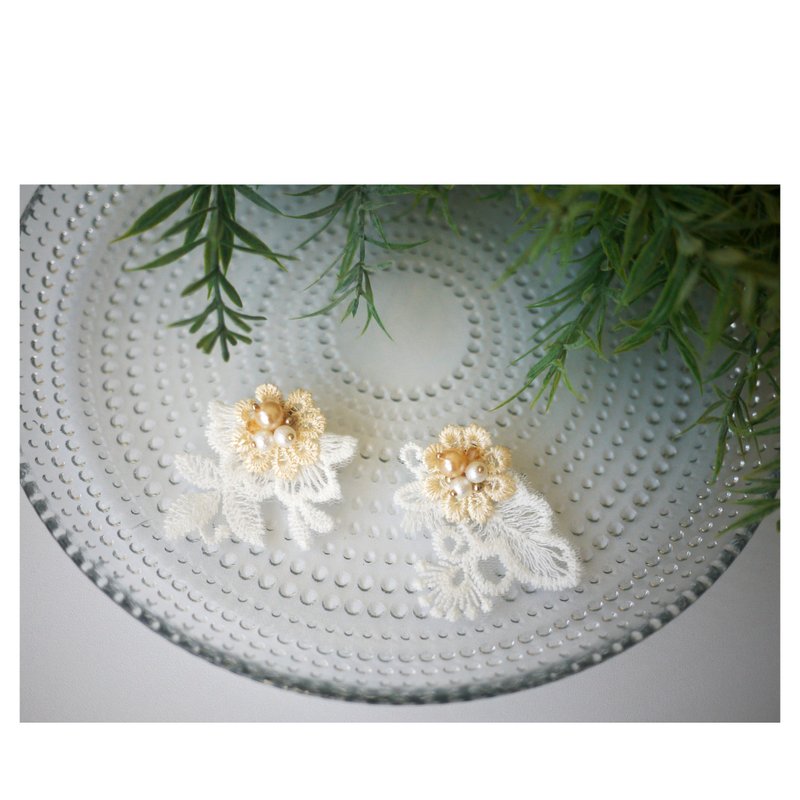 花非花 | 不对称 | 穿式耳环 | pierced earrings - 耳环/耳夹 - 其他材质 白色