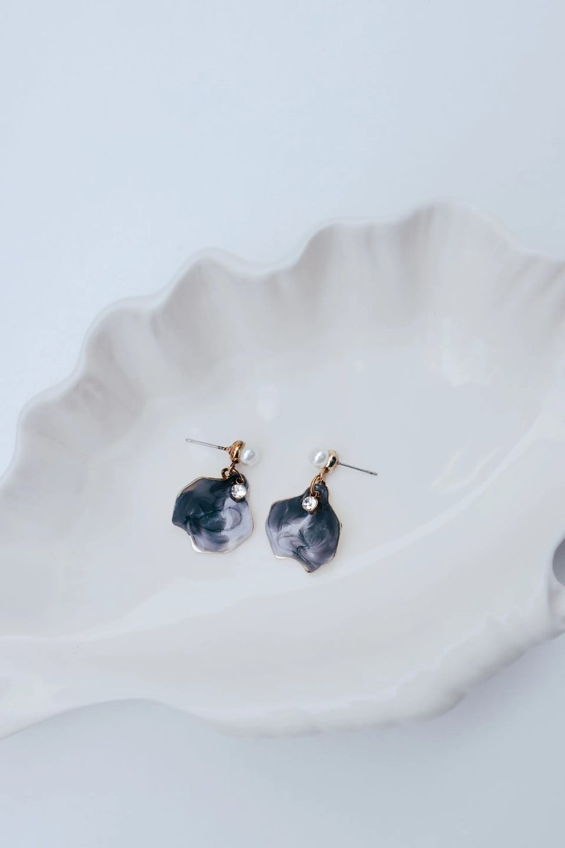 COR-DATE / 灰色花瓣耳环 - 耳环/耳夹 - 其他材质 