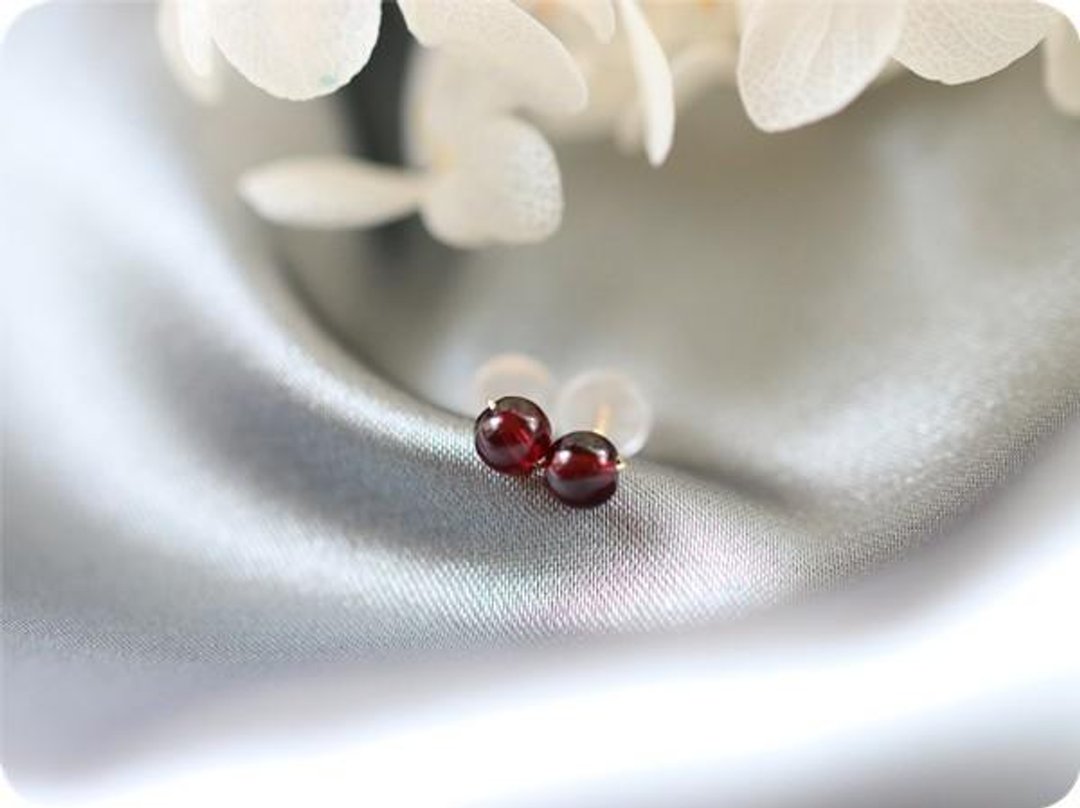 Symbol of fruit fulfillment fruit Garnet screw thread stud earrings January birthstone 4 mm - 耳环/耳夹 - 宝石 红色
