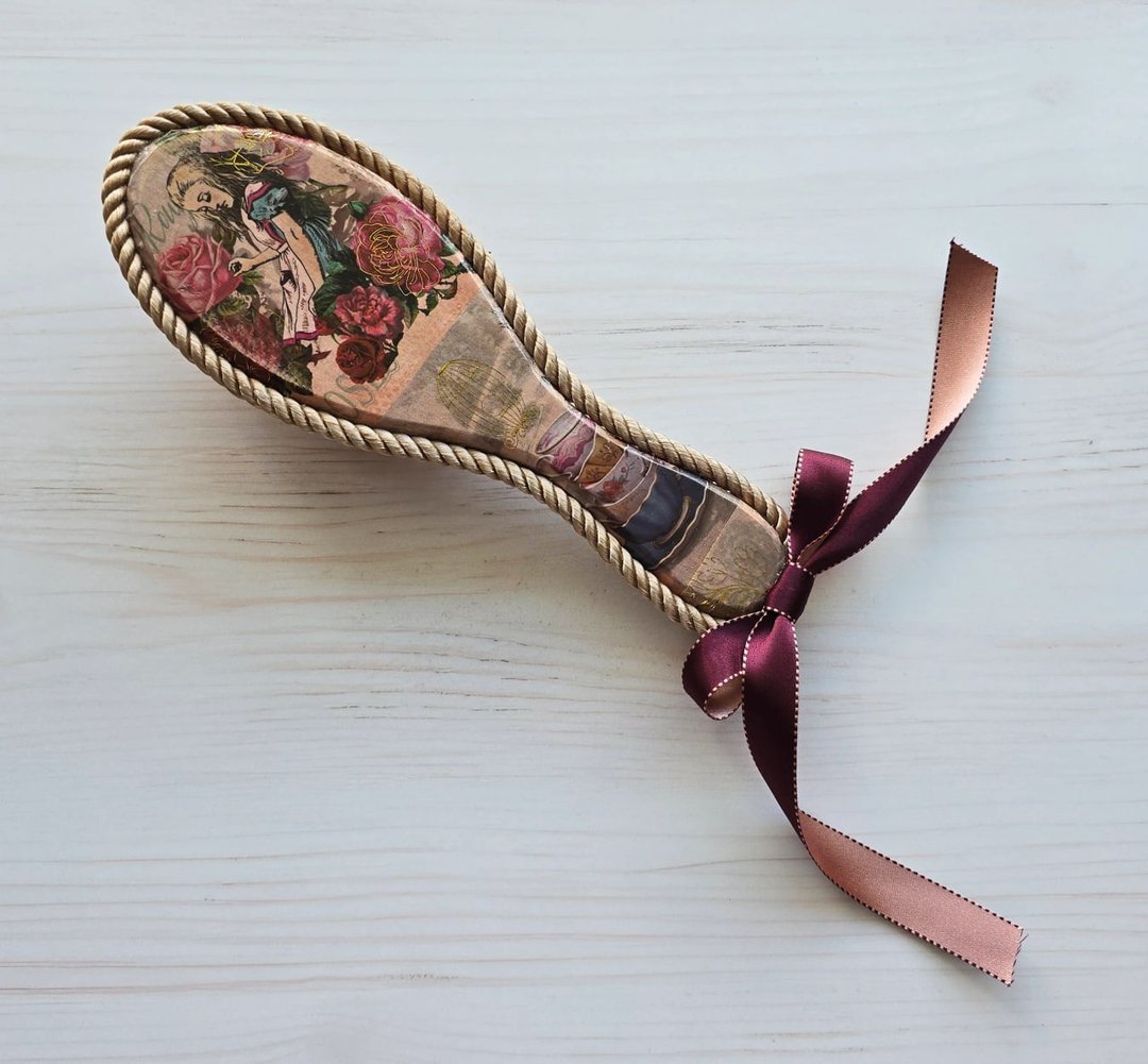 Alice in Wonderland handmade round decoupage hairbrush - 发饰 - 木头 卡其色