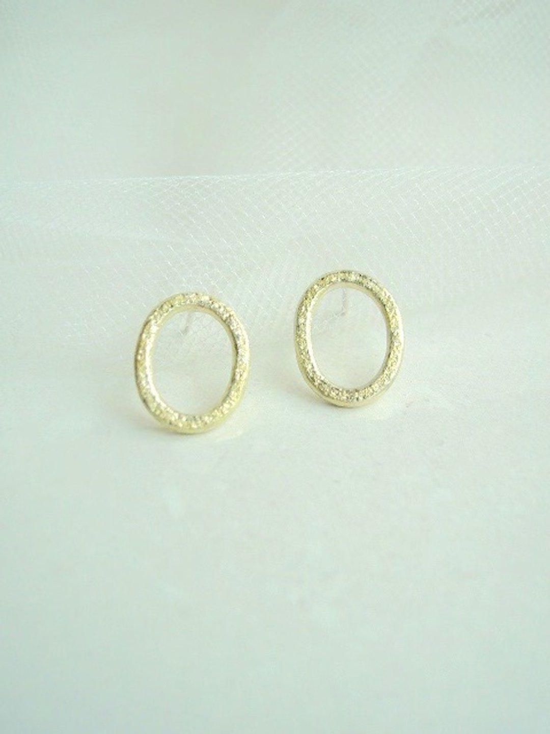 Simple oval earrings 1.5cm - 耳环/耳夹 - 铜/黄铜 金色