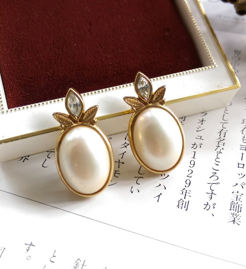 【西洋古董饰品/年代老件】1980's  可爱椭圆珍珠果子 针式耳环 - 耳环/耳夹 - 其他金属 金色