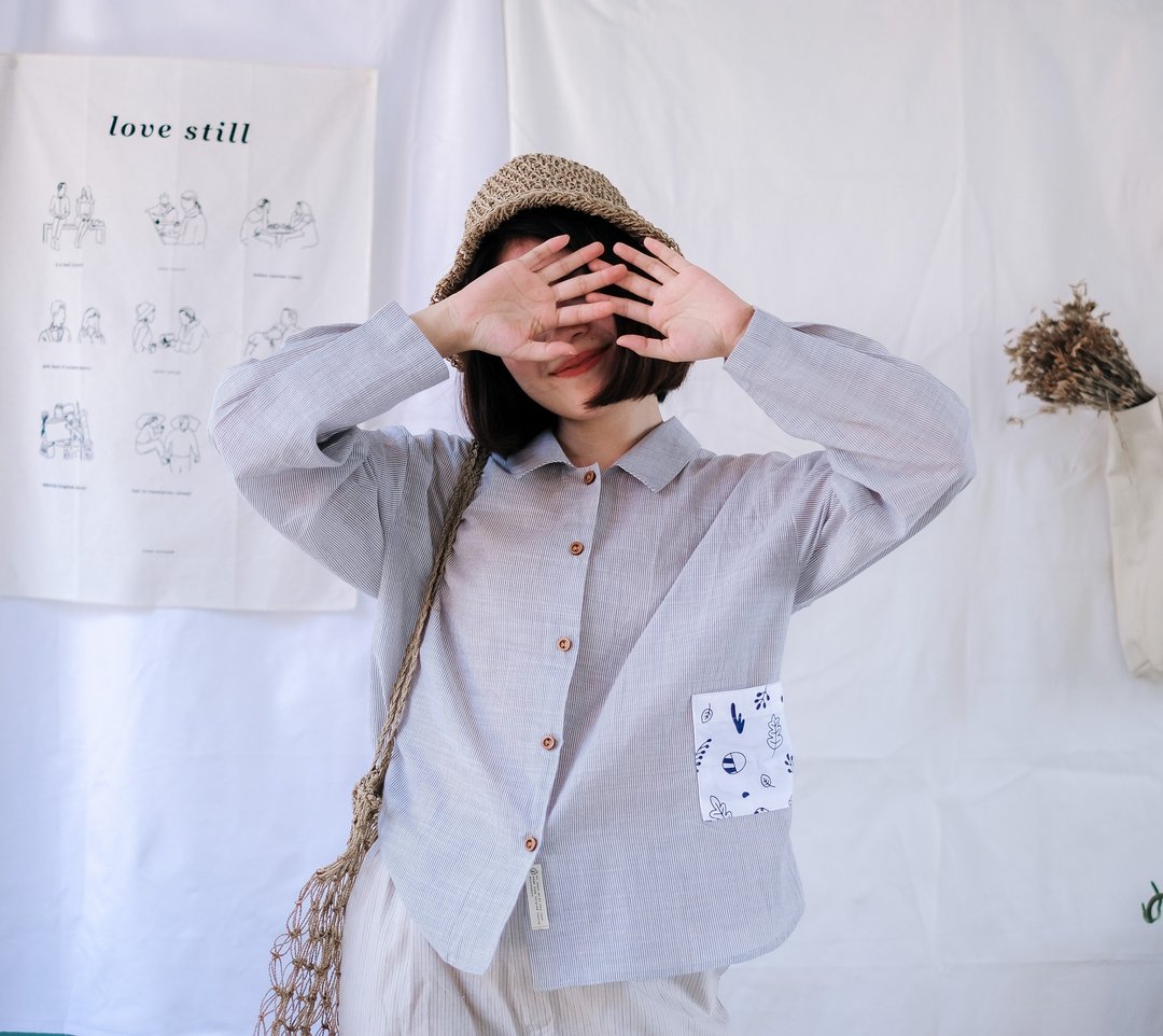 Hanasan 树叶印花口袋 棉质长袖衬衫 : 蓝灰色细条纹 - 女装上衣 - 棉．麻 蓝色