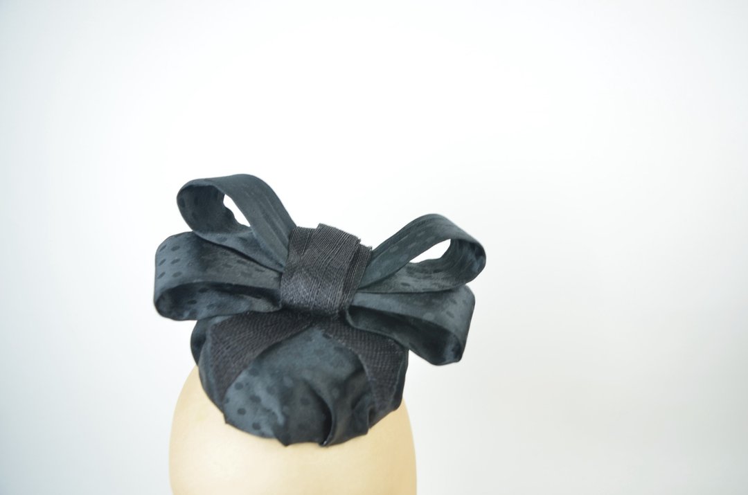 黑色圆点大蝴蝶结礼帽 复古歌舞剧风格 (Pillbox Hat with Large Bow in Black Polka Dot Statement Burlesque Vintage) - 发饰 - 其他材质 黑色