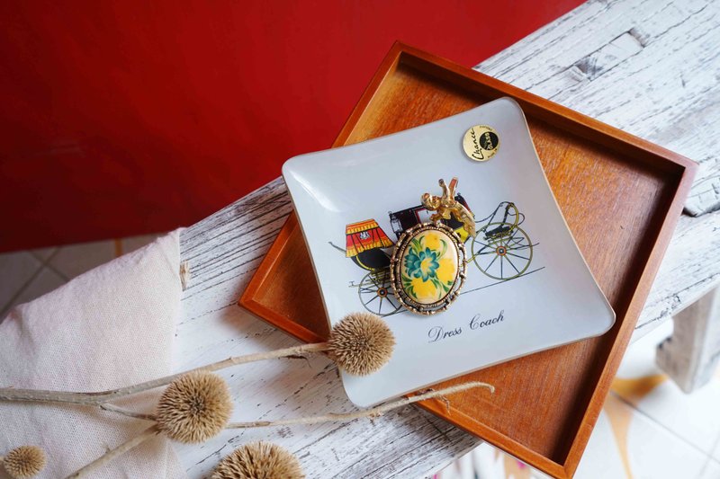 北欧杂货-英国制描金方形插画玻璃盘 - 浅碟/小碟子 - 玻璃 白色