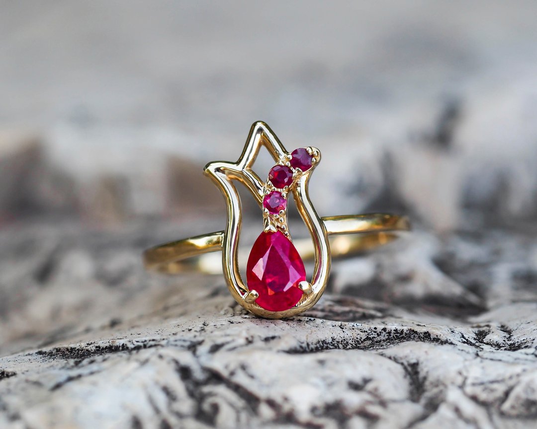 14 kt  gold ring with ruby and side rubies. Golden tulip gold ring. - 戒指 - 贵金属 金色