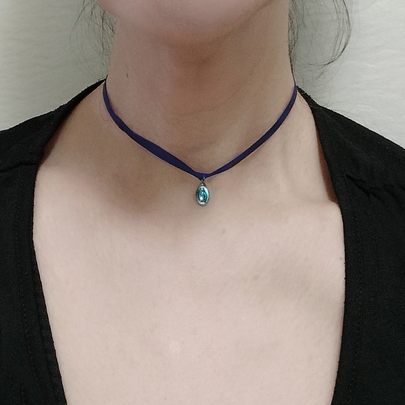 缀有极小海军蓝坠饰的缀海军蓝缎带颈链 - 颈链 - 聚酯纤维 蓝色
