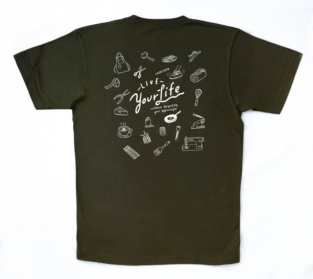 【岛中坊研】 11周年印花 T-shirt (墨绿色衫印淡米黄图案) - 中性连帽卫衣/T 恤 - 棉 绿色