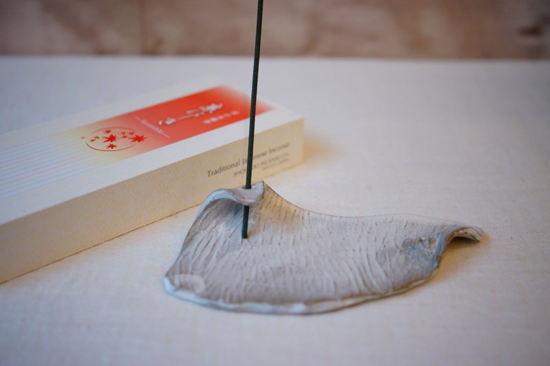 手捏粉引波澜 线香座  香插 饰物盘 - 香薰/精油/线香 - 陶 白色