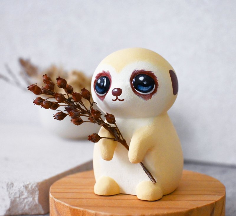 狐獴宝贝拿小花 干燥花花器 花架 手工木制疗愈小木雕 公仔 - 玩偶/公仔 - 木头 卡其色