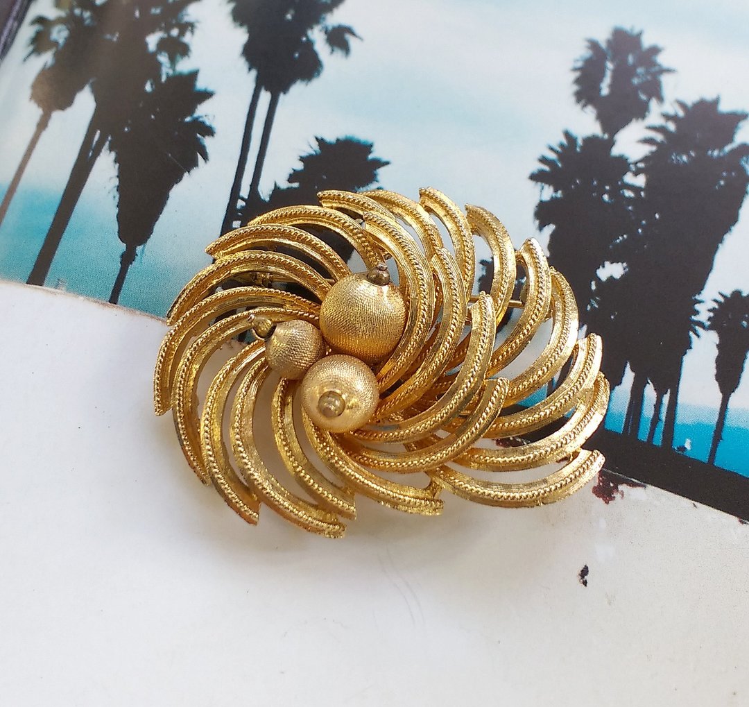 西洋古董饰品。 金色 刷纹 扭结花形 别针 - 徽章/别针 - 其他金属 金色
