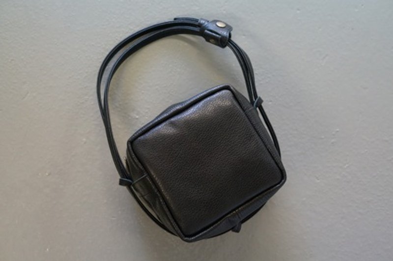 Glossy black leather cube pochette with key chain and full pocket function. - 侧背包/斜挎包 - 真皮 黑色