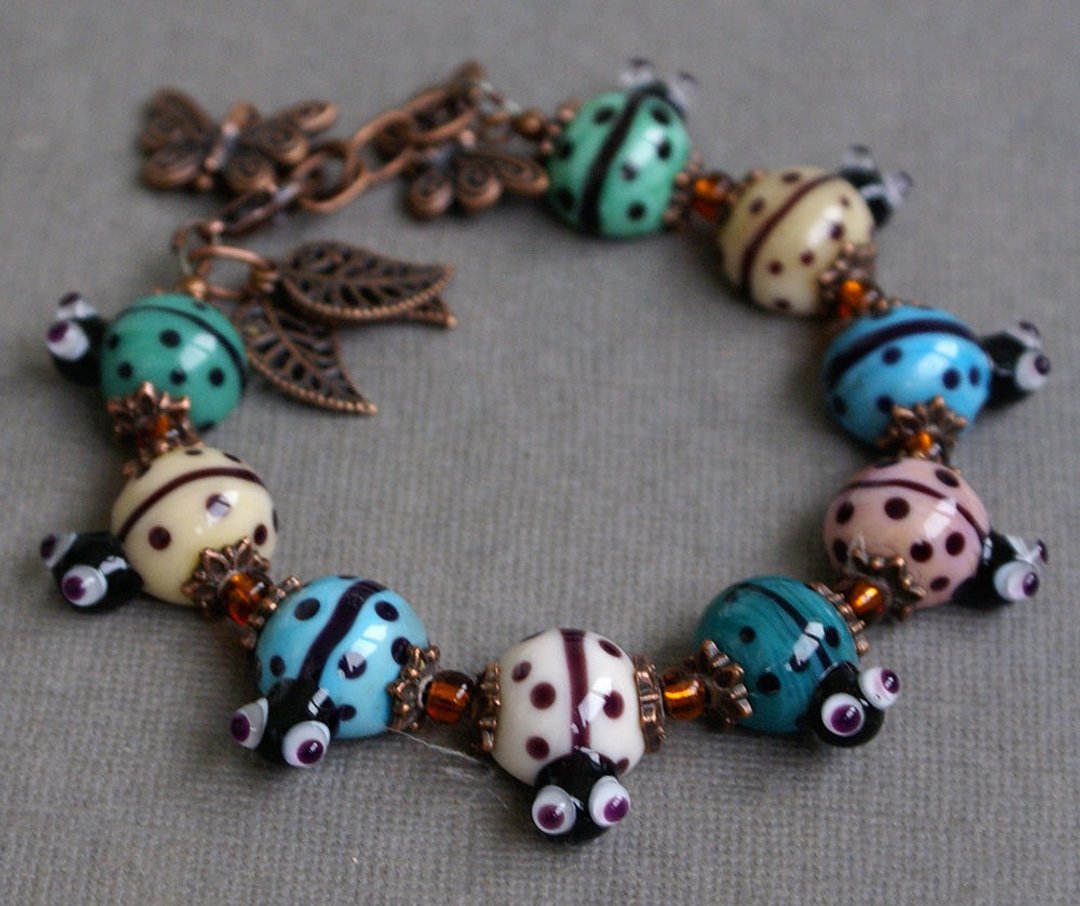 Copper bracelet with lampwork ladybug beads, artisan beaded glass bracelet - 手链/手环 - 玻璃 多色