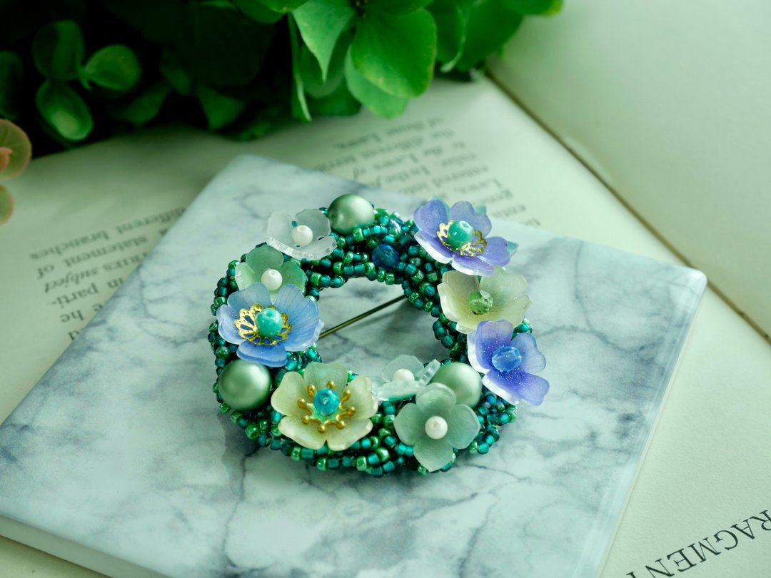 Small flower circle brooch (D) Bead embroidery - 胸针 - 塑料 
