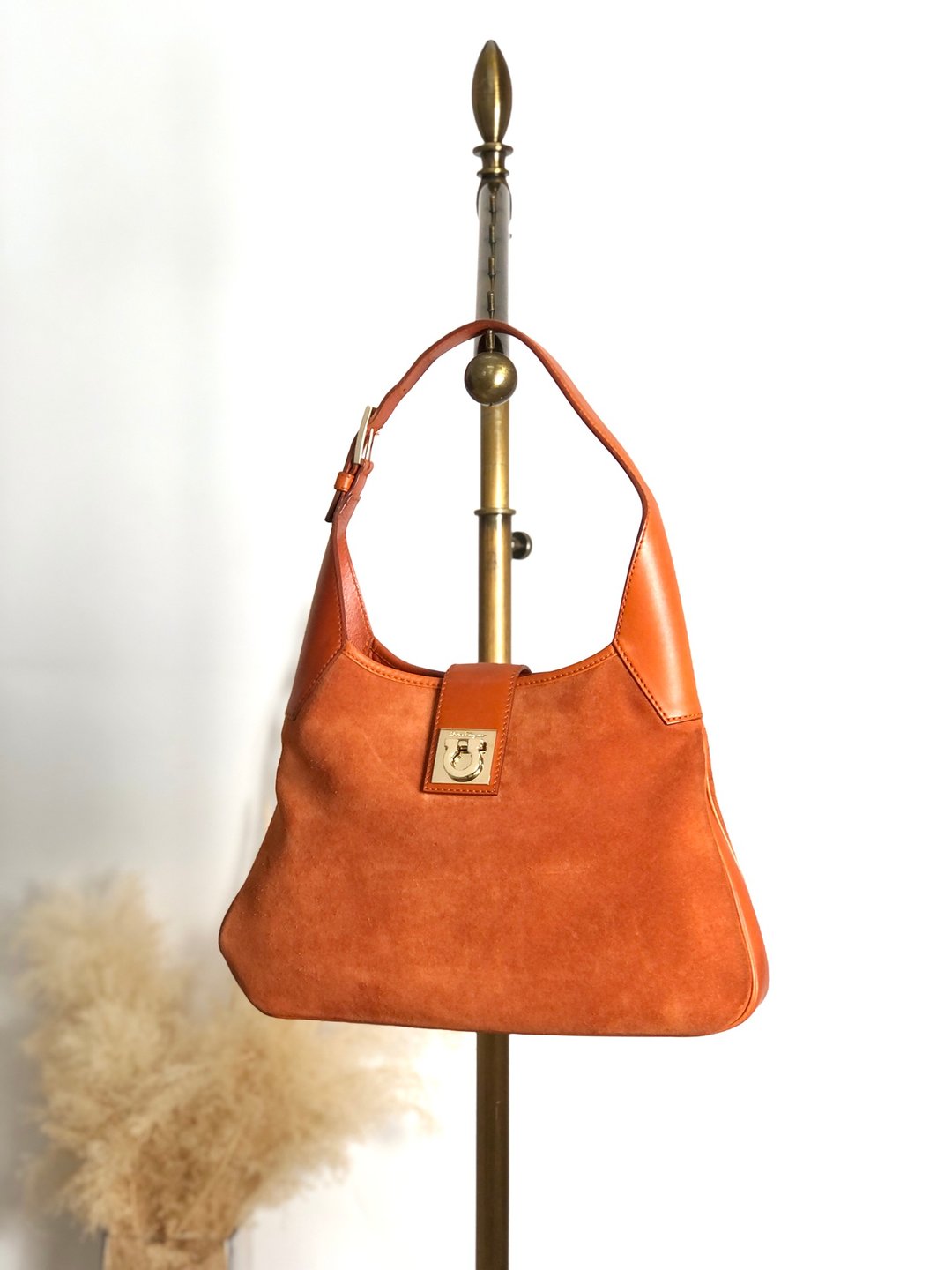 【VintageShop solo 日本直送中古包专卖店】Salvatore Ferragamo 侧背包 咖啡色 经典 Gancini 麂皮 单肩包 dgh7fy - 侧背包/斜挎包 - 真皮 咖啡色
