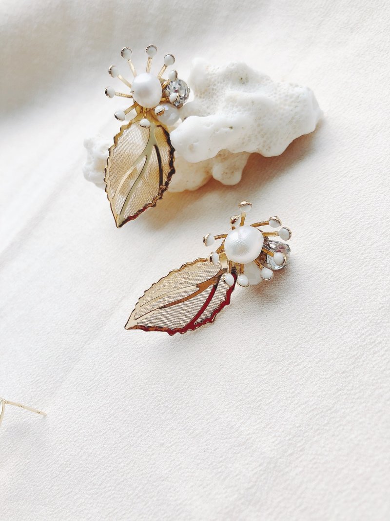 花之献-花叶耳环 - 耳环/耳夹 - 其他金属 金色