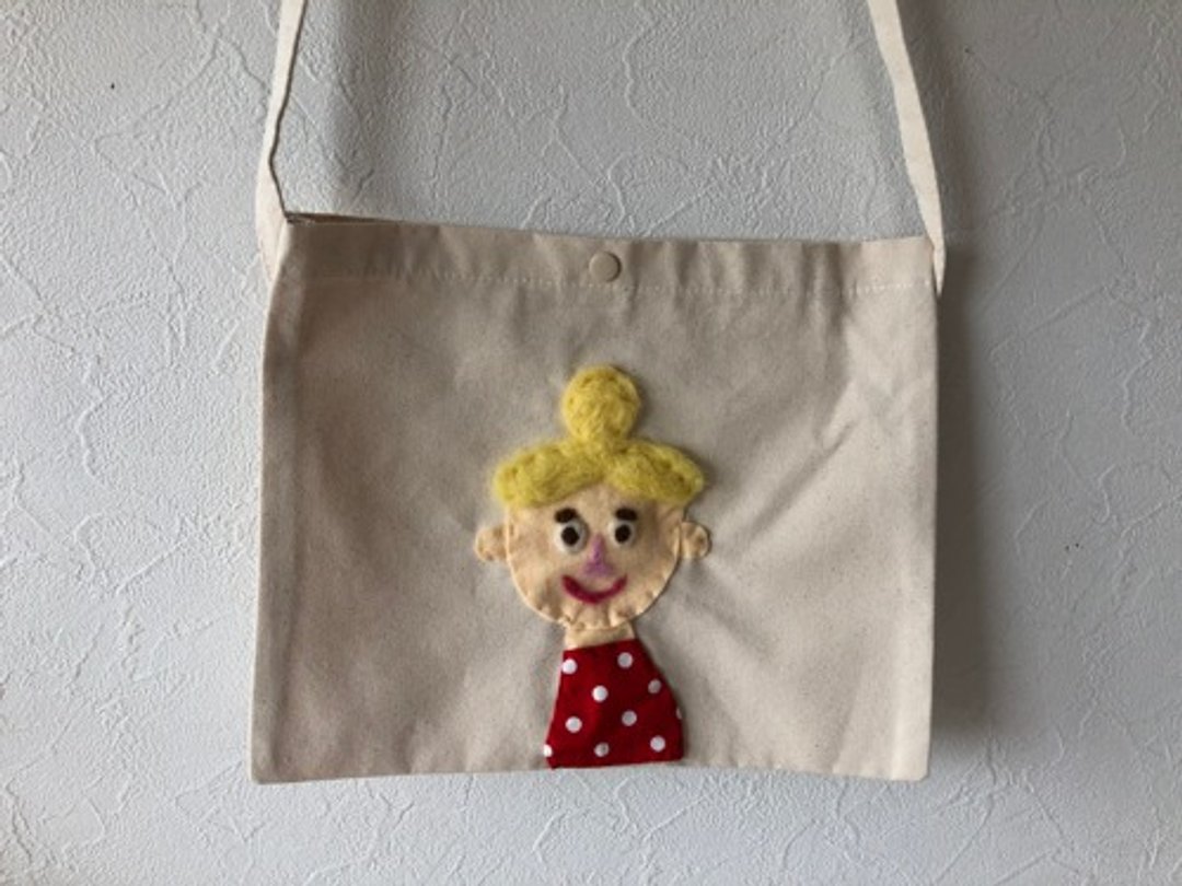 Name embroidered embroidery - 侧背包/斜挎包 - 羊毛 白色