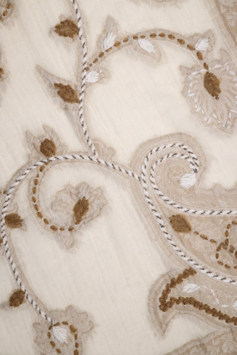 【母亲节礼物】喀什米尔水煮羊毛手工刺绣围巾披肩毛边奶白透纱钉 - 围巾/披肩 - 羊毛 白色