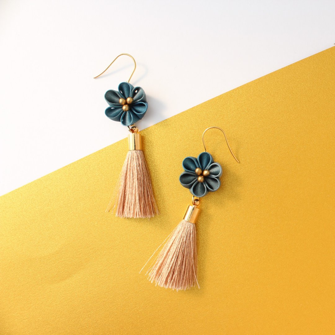 Soranokagami kanzashi flower &amp; tassel earrings blue - 耳环/耳夹 - 丝．绢 蓝色
