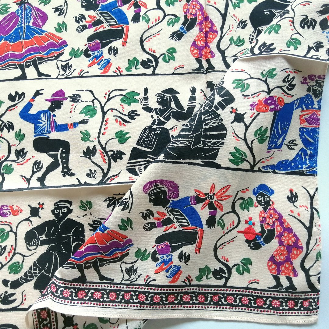 Vivienne Westwood Multinational People in Traditional Costumes 19.5x19.5 inches - 丝巾 - 棉．麻 卡其色