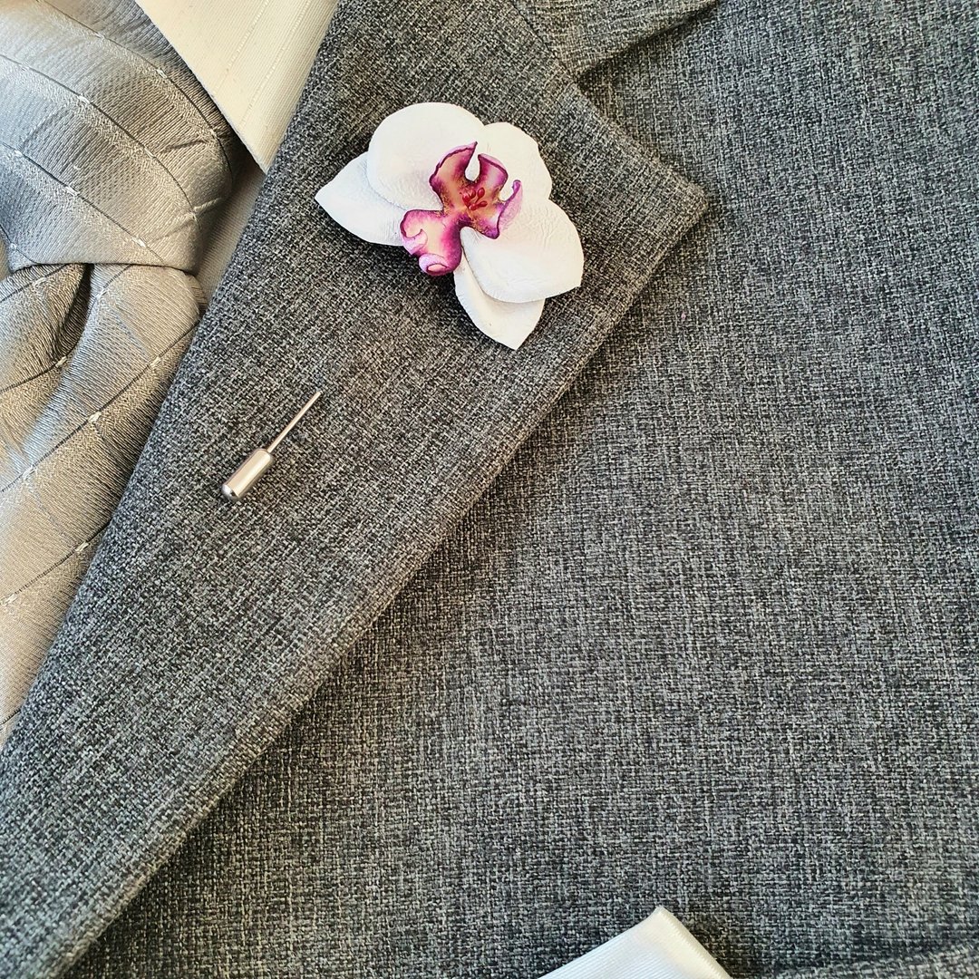 Men's lapel pin white orchid Leather boutonniere 3rd wedding anniversary gift - 胸针 - 真皮 白色