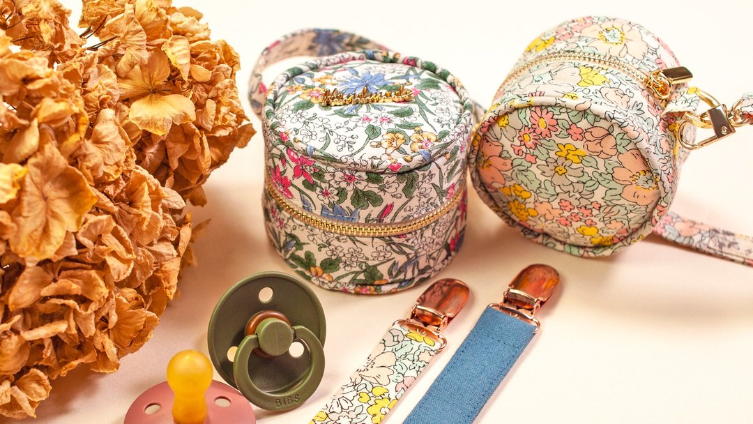 Handmade by Mina【LIBERTY 奶嘴链收纳包】可指定定制化 - 奶瓶/奶嘴 - 棉 多色