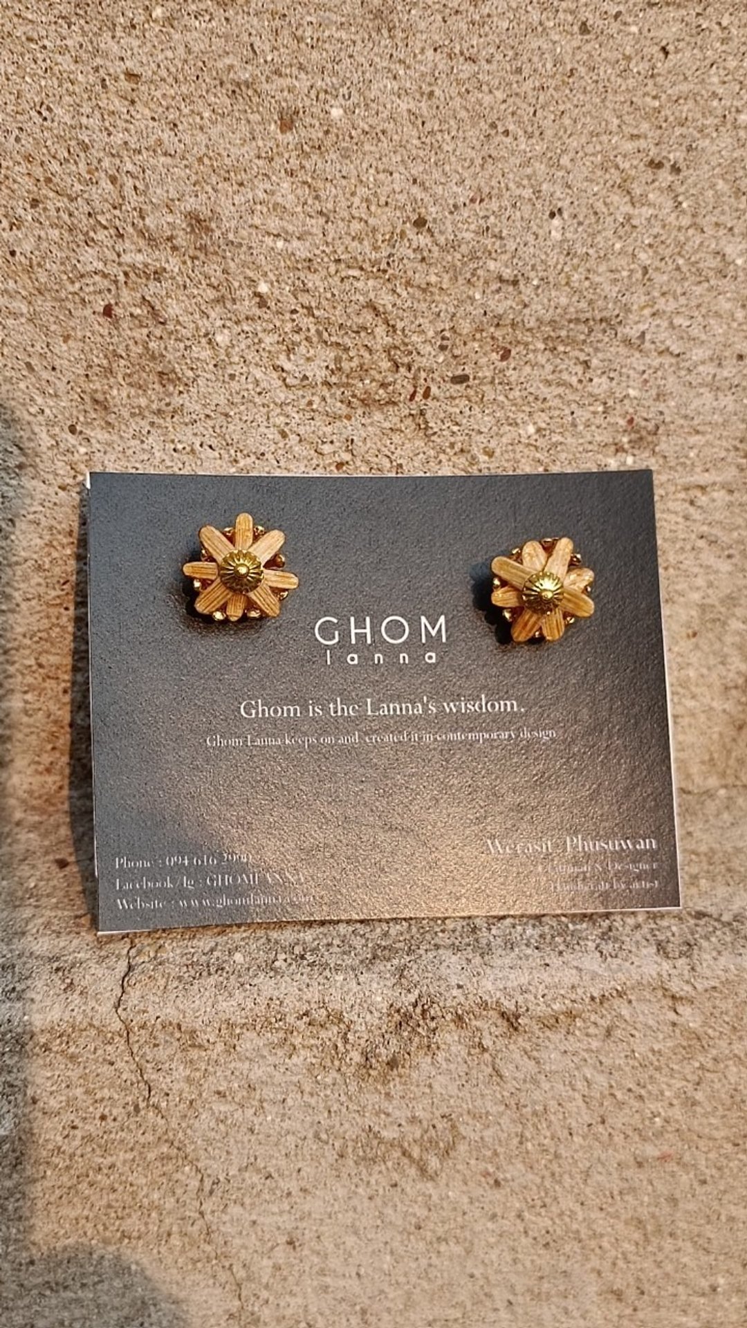Sailom Phraw Rayab 花朵耳环（ดอกสายลมพราวระยับ） - 耳环/耳夹 - 竹 金色