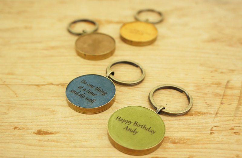 圆形高级吊饰钥匙圈 - 钥匙链/钥匙包 - 真皮 