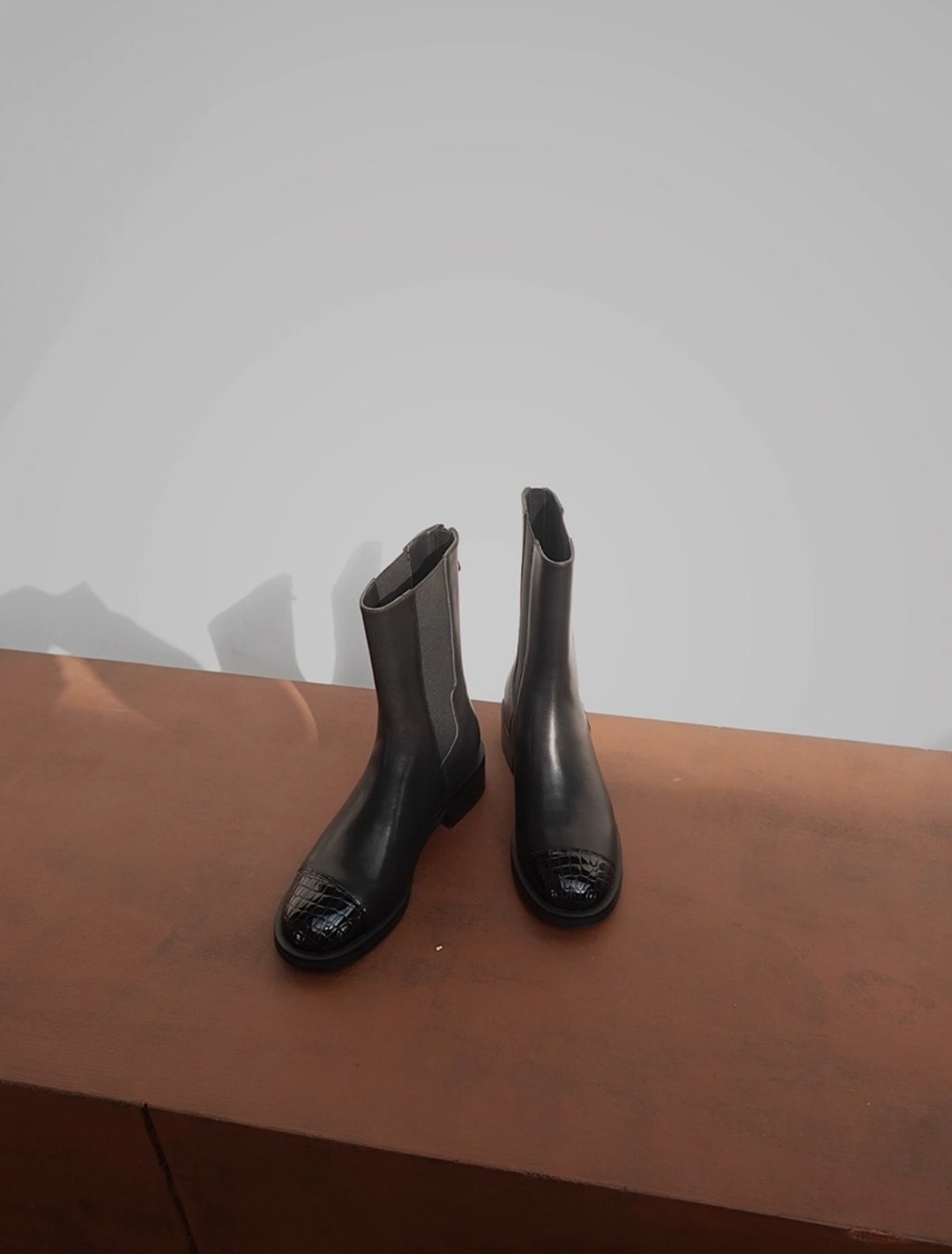Jane 非对称极简圆头切尔西中筒短靴 手工製 - 女款短靴 - 真皮 黑色