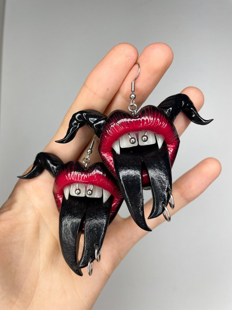 耳环。黑色与红色嘴唇，带有角。 - 耳环/耳夹 - 粘土 