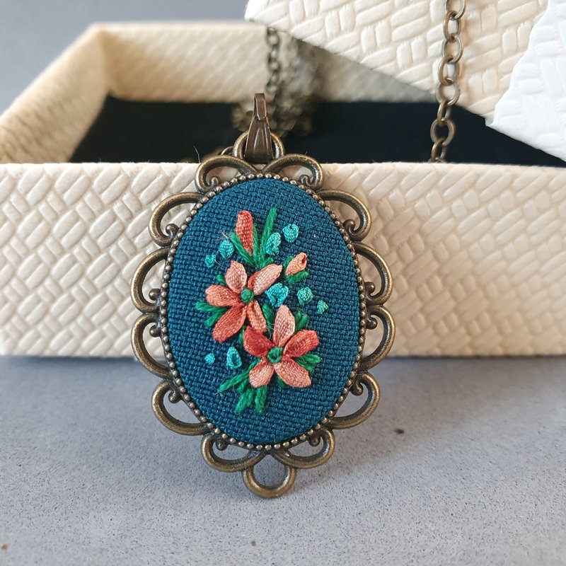 刺繡 珠寶 Ribbon embroidered pendant for her - 项链 - 丝．绢 多色