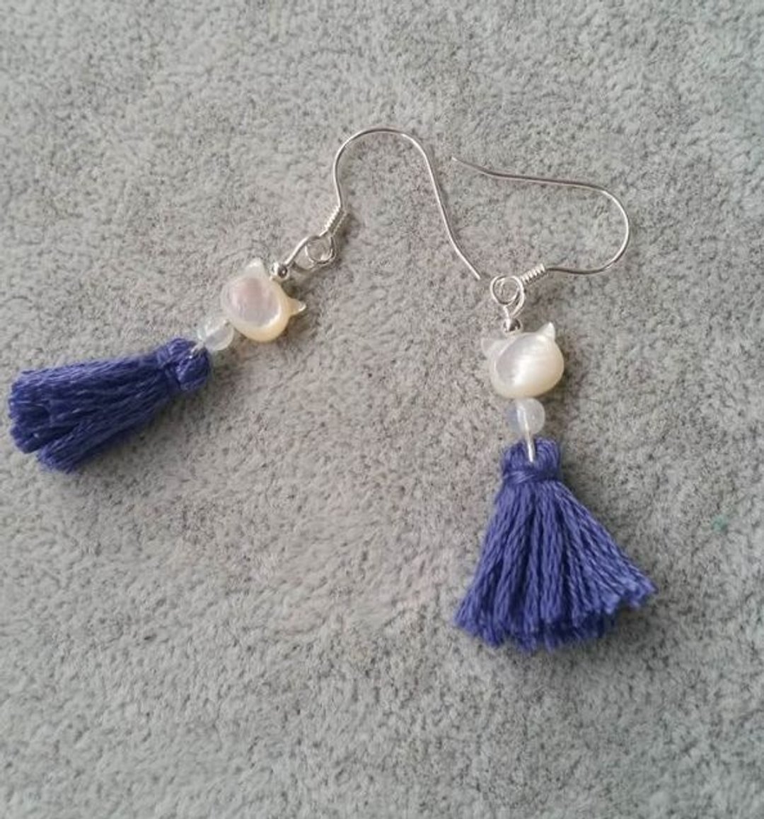 贝母小猫，月亮石 ， 紫蓝流苏 纯银耳环 cat shape mother pearl, moonstone and tassel  925 silver earring - 耳环/耳夹 - 宝石 紫色
