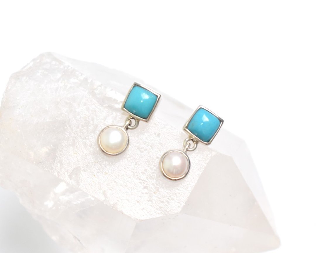 Silver earrings with turquoise and freshwater pearls - 耳环/耳夹 - 纯银 蓝色